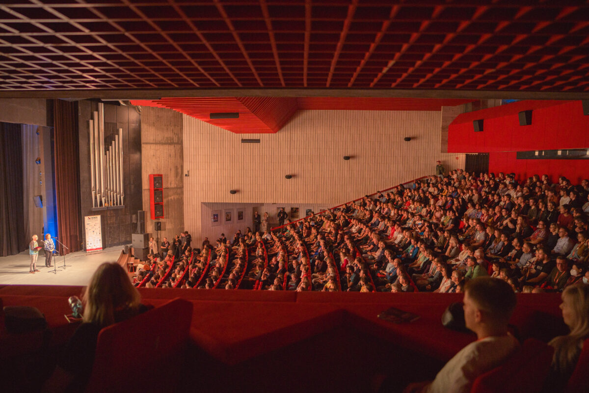 Záber na veľkú sálu Domu umenia v Piešťanoch počas projekcie. Autor fotografie: Daniel Dvorský