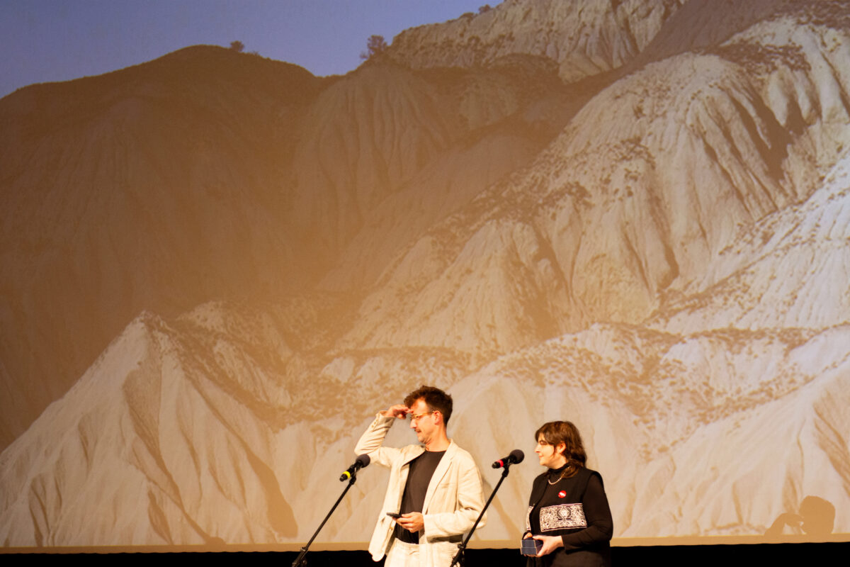 producent Matej Sotník a režisérka Paula Ďurinová pri preberaní Ceny primátora pre film Lapilli / foto: Matej Mikloš / MFF Cinematik