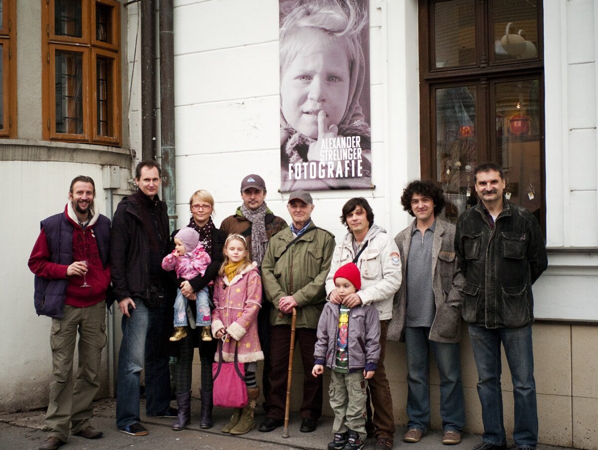 Alexander Strelinger so svojimi študentami (zľava) Peter Kubela, Marek Kuboš, Miriam Petráň, Miro Nôta, Alexander Strelinger, Jaro Vojtek, Ivan Kočner a Mário Homolka.