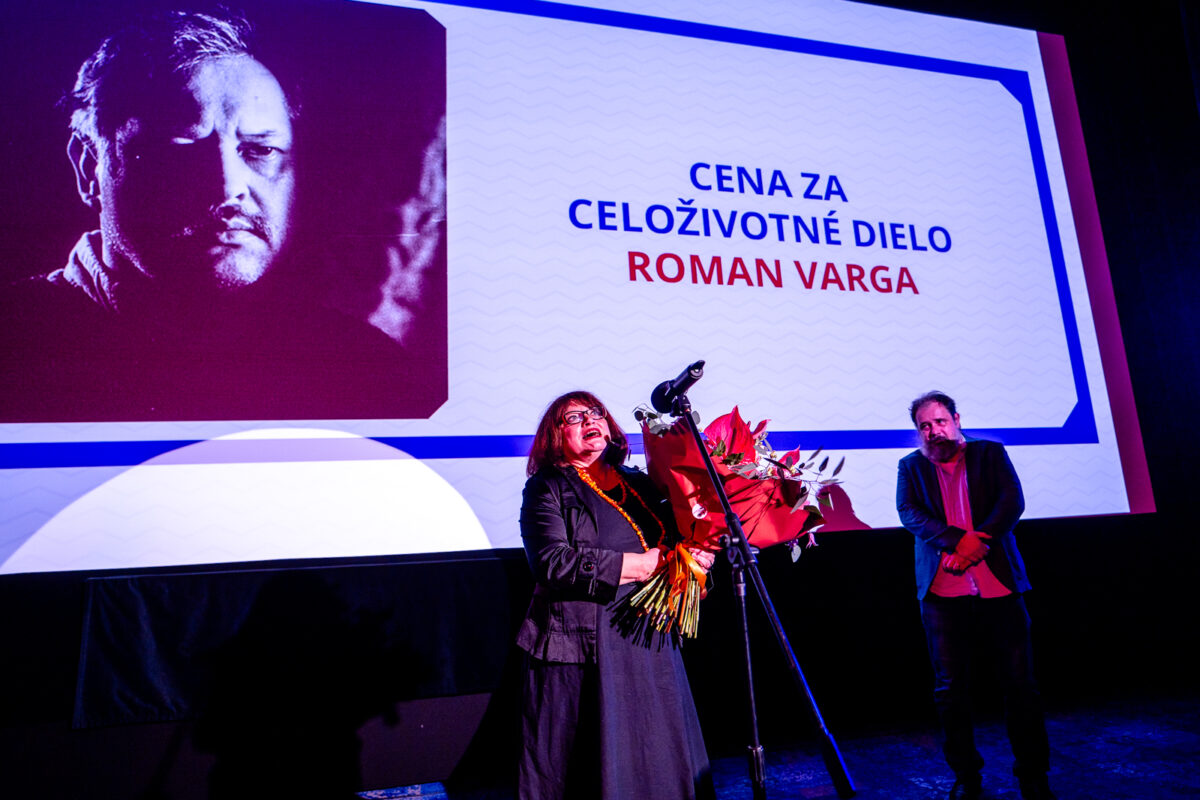 Cenu in memoriam pre strihača Romana Vargu prevzala jeho manželka Ivana Vargová. FOTO: Šimon Lupták