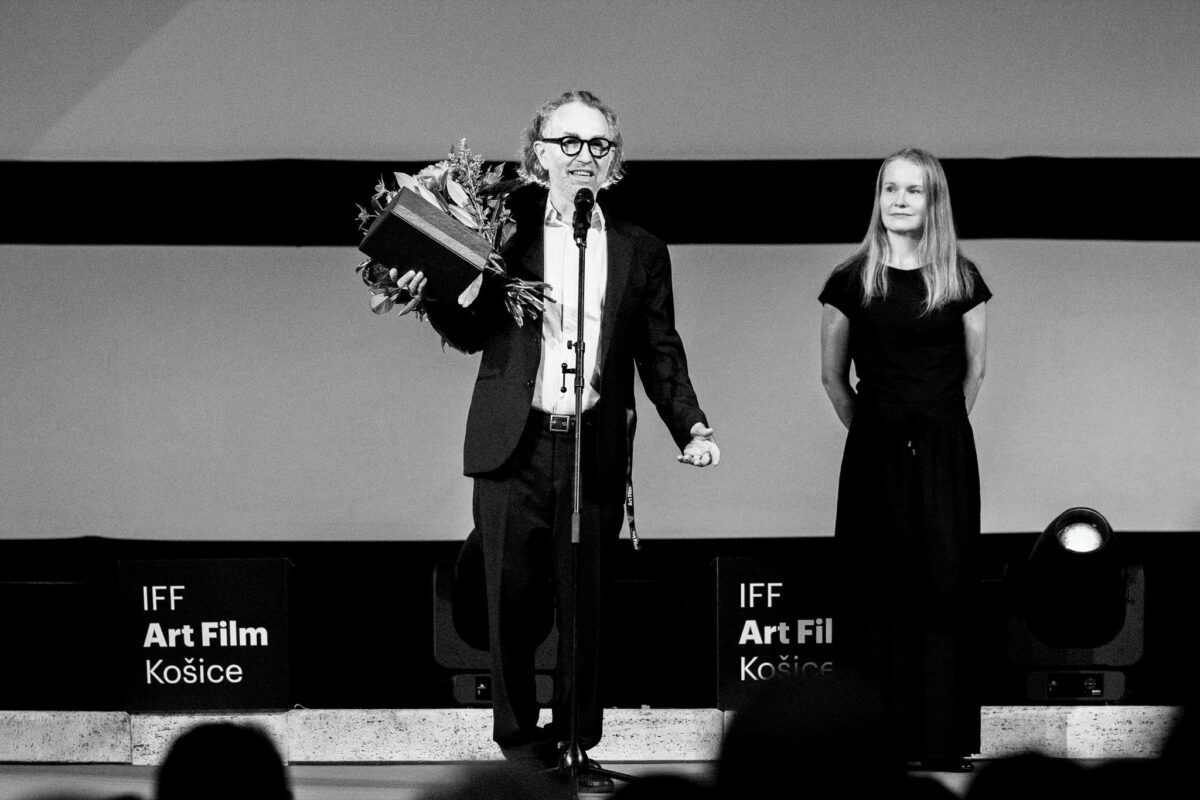 31. Art Film Kameraman Martin Štrba si na Art Filme prevzal cenu Zlatá kamera. Odovzdala mu ju režisérka Iveta Grófová. Foto: Art Film/Peter Staš