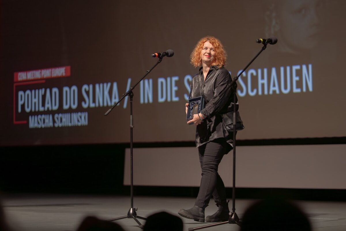Cinematik 2025 Piešťany Riaditeľka distribučnej spoločnosti Filmtopia Silvia Učňová Kapustová s cenou sekcie Meeting Point Europe pre film Pohľad do slnka. Foto: MFF Cinematik/Marek Szold