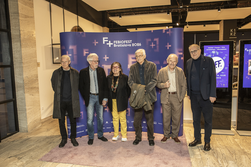 Ružové sny Febiofest Delegácia k uvedeniu filmu Ružové sny na Febiofeste pri príležitosti 50. výročia vzniku snímky. Zľava Juraj Nvota, Jozef (Dodo) Šimončič, Zuzana Kronerová, Dušan Hanák, Dušan Dušek a generálny riaditeľ Slovenského filmového ústavu Peter Dubecký. Foto: Miro Nôta
