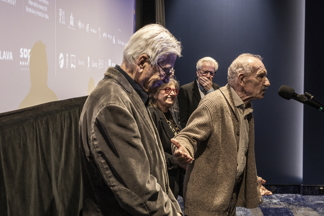 Ružové sny Febiofest Tvorcovia filmu Ružové sny – zľava režisér Dušan Hanák, scenárista Dušan Dušek, herečka Zuzana Kronerová, ktorá prepožičala hlas postave v podaní Ivy Bittovej a kameraman Jozef (Dodo) Šimončič. Foto: Miro Nôta