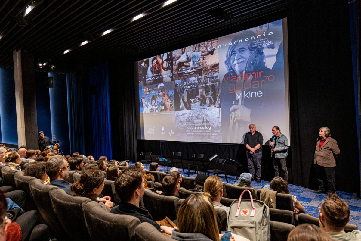 Vladimír Godár a Martin Šulík s filmovým publicistom Miroslavom Ulmanom na stretnutí v kine Lumière pri príležitosti 70. narodenín Vladimíra Godára. Foto: Ľubomír Dait / Konvergencie