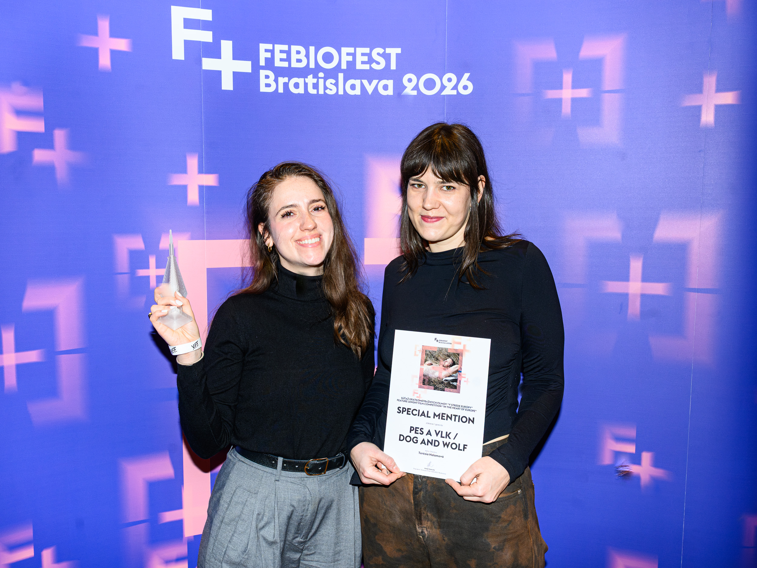 Febiofest 2026 Zvláštne uznanie poroty v kategórii krátkych filmov si prevzali producentka Natália Pavlove a režisérka Terézia Halamová za film Pes a vlk. Foto: MFF Febiofest Bratislava