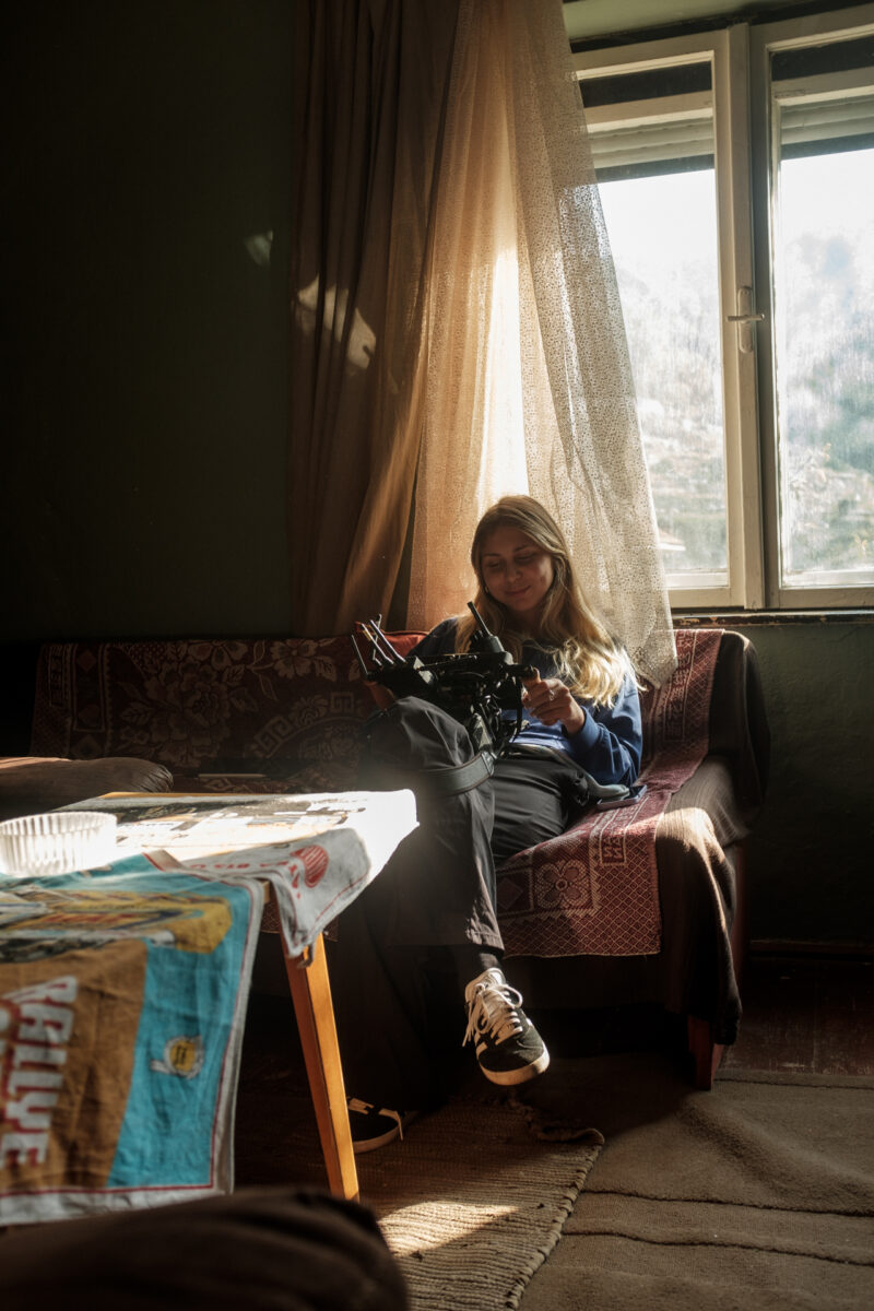 debuty Katarína Gramatová počas nakrúcania filmu Hore je nebo v doline som ja. Foto: archív Kataríny Gramatovej