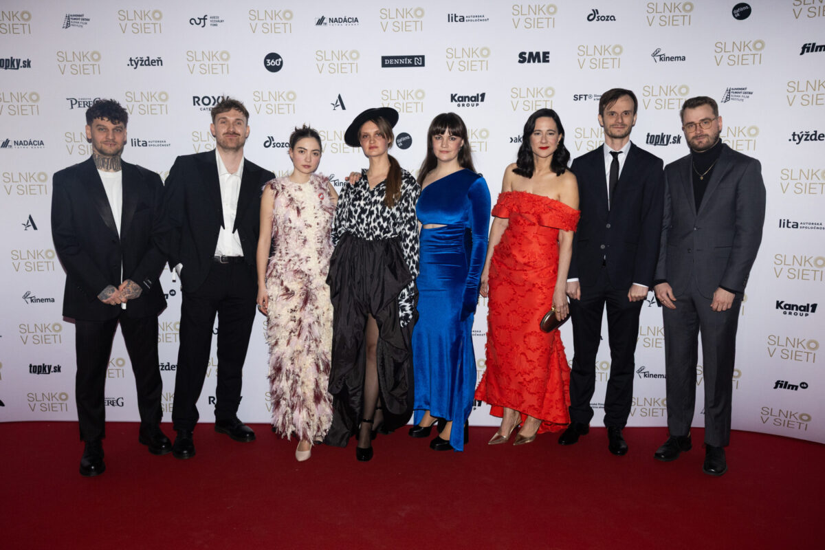 debuty Tvorcovia filmu Nepela. Gregor Valentovič druhý zľava, Katarína Tomková v červených šatách. Foto: SFTA