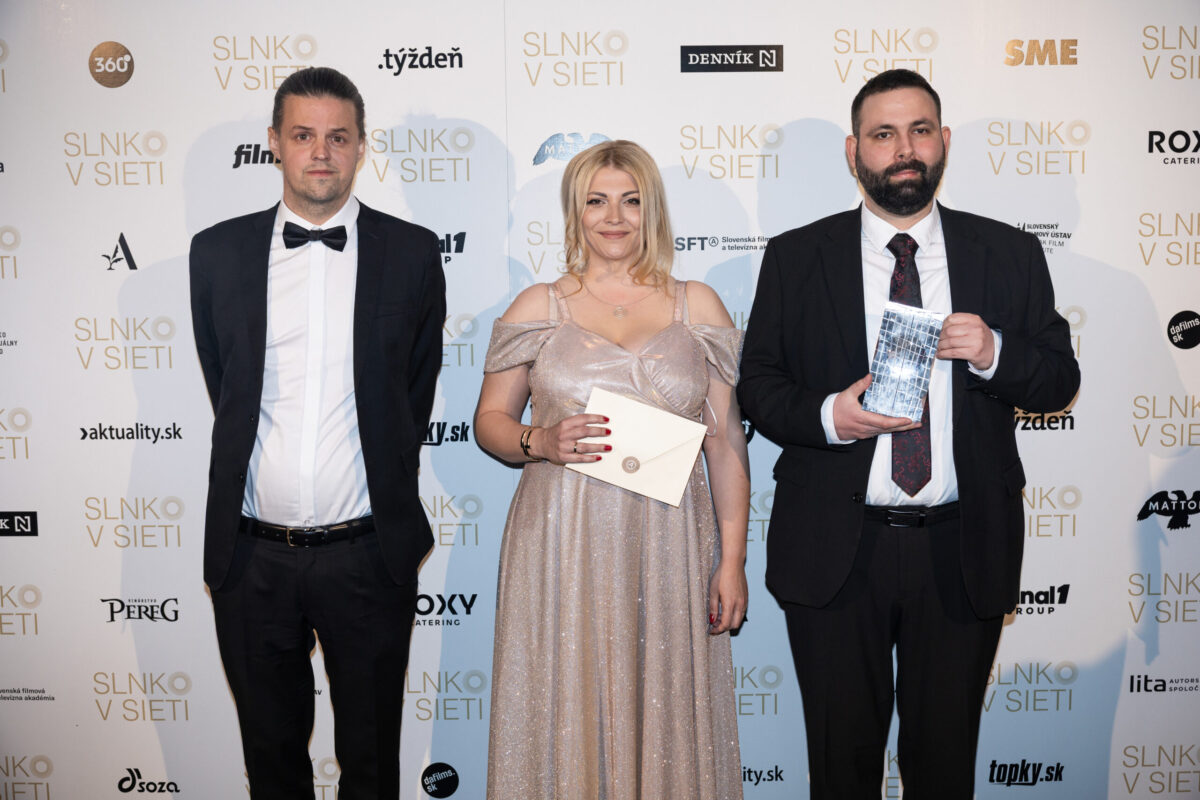 debuty Martin Gonda, Dominika Udvorková a Martin Šuster so Slnkom v sieti za scenár k filmu Potopa. Foto: SFTA