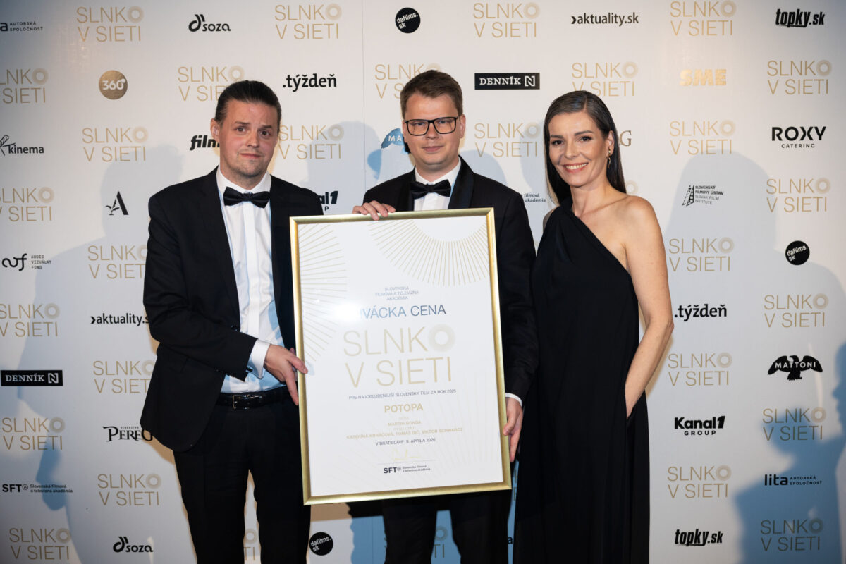 Slnko v sieti prejavy Režisér Martin Gonda a producenti Tomáš Gič a Katarína Krnáčová s Diváckou cenou Slnko v sieti za film Potopa. Foto: SFTA