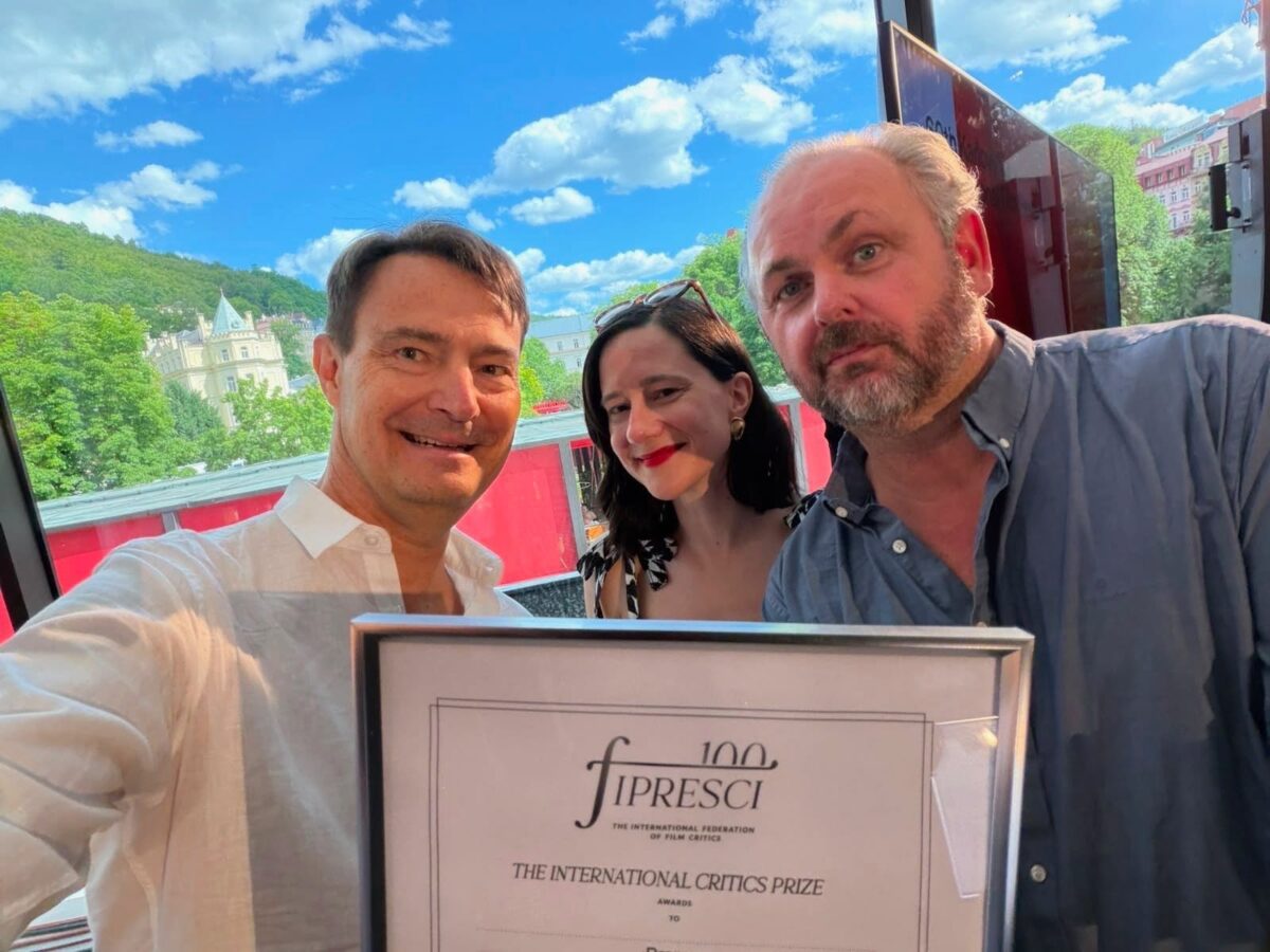 Karlove Vary ceny 2026 Jiří Konečný, Katarína Tomková a Ivan Ostrochovský s Cenou FIPRESCI za film Prameň. Foto facebook Film Pramen