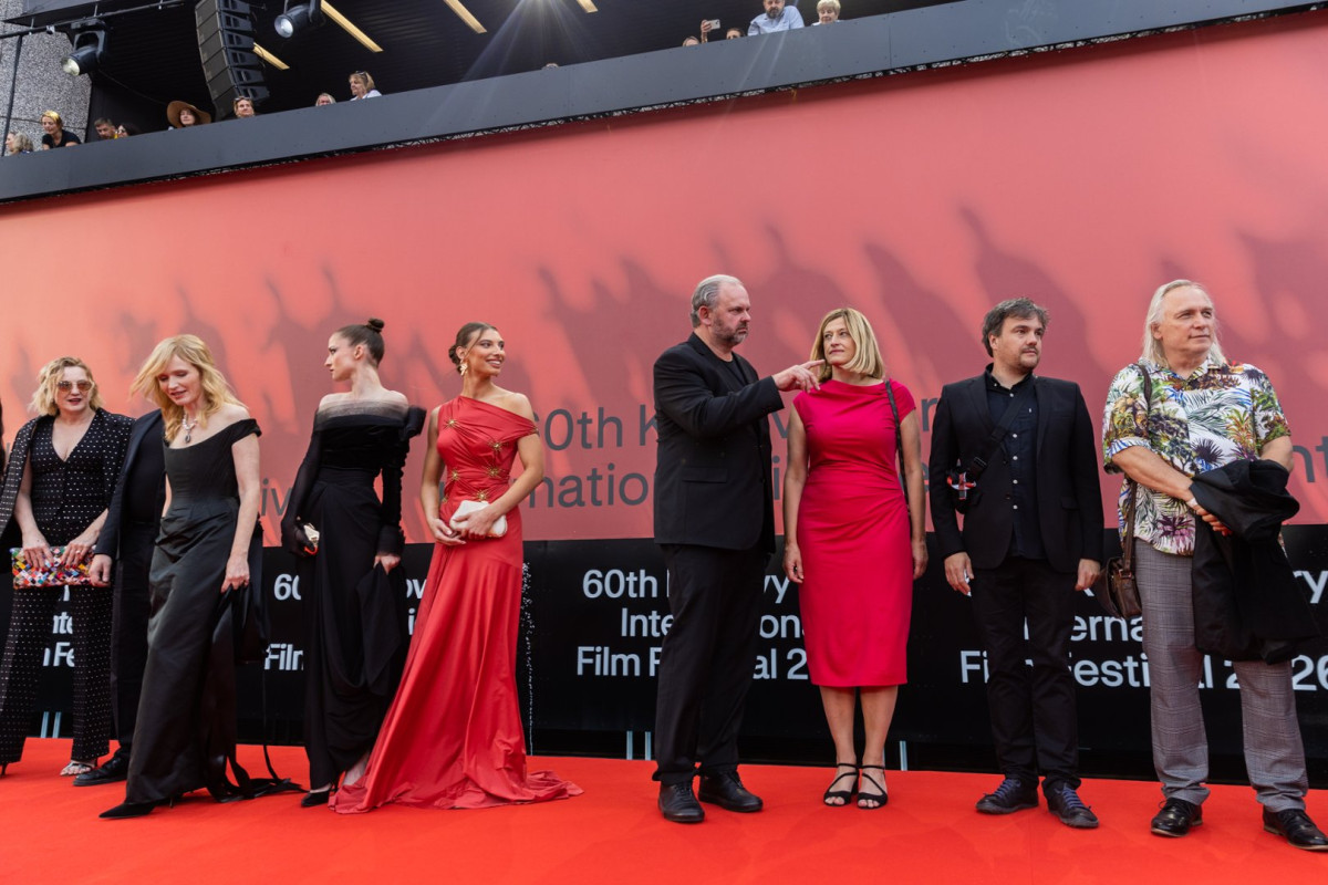 rozhovor Ivan Ostrochovský Tvorcovia filmu Prameň na červenom koberci na MFF Karlove Vary. Foto: Filmservis MFF Karlove Vary