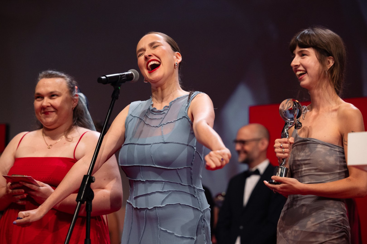 MFF Karlove Vary 2026 Producentky filmu Milovník, nie bojovník Erika Paulinská, Julie Marková Žáčková a Michaela Kaliská pri preberaní ceny. FOTO: Filmservis MFF Karlove Vary