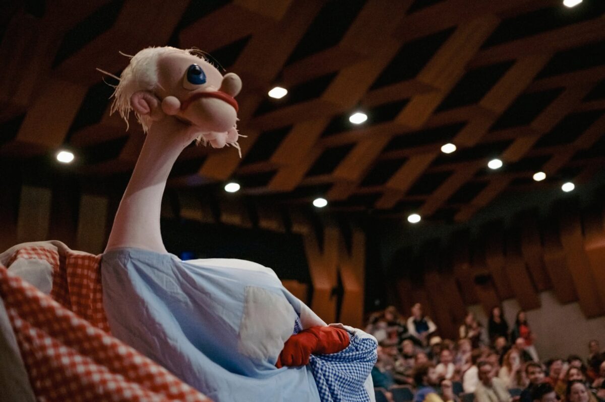 Očakávaným programom počas 34. ročníka prehliadky Cineama bolo aj premietanie celovečerného road movie Kuko, Drobček & Raťafák znovu zasahujú režisérov Andreja Kolenčíka a Juraja Šlauku. Kremnickú Akropolu poctil svojou návštevou sám Raťafák Plachta. Foto: Vanda Mesiariková
