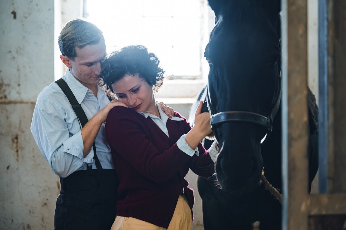 recenzia Generál Golian Ondrej Hraška a Anna Prášilová Fialová vo filme Generál Golian. Foto: CinemArt SK/Igor Stančík